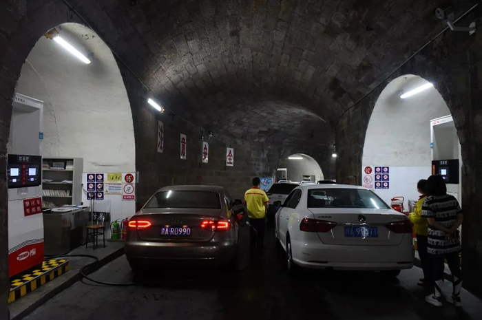 △重庆山洞里现加油站 车主加油需先“进洞”。周毅 摄