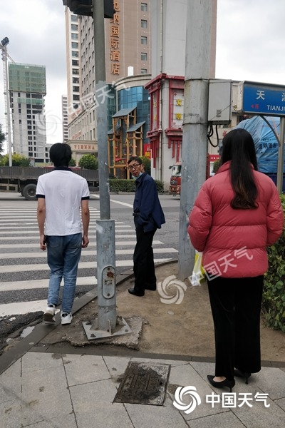  昨天，西宁街头上演“穿衣过三季”。（图/石明章）