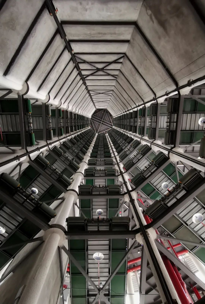 △重庆首座智能立体停车楼建成运行。周毅 摄