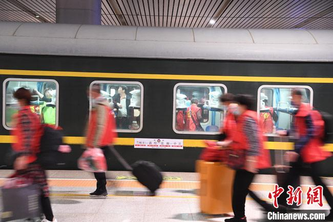 游客乘坐“环西部火车游”旅游列车出行。　杨艳敏 摄