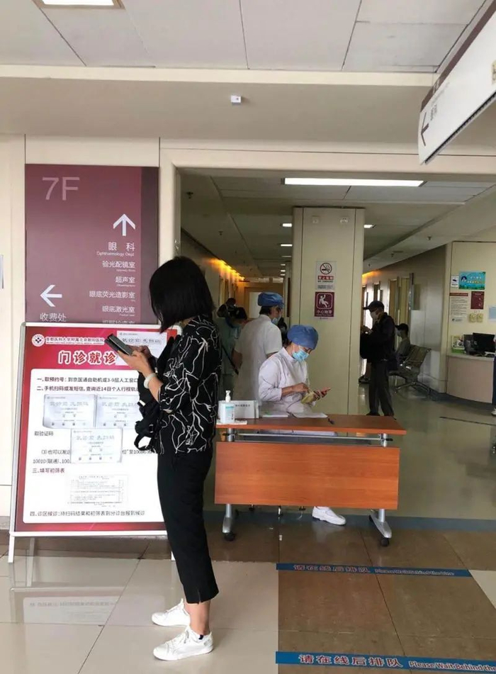 陶勇所在的眼科门诊室，现在值班台的护士会对出入人员是否已挂号进行二次检查。&nbsp; 杨书源&nbsp; 摄