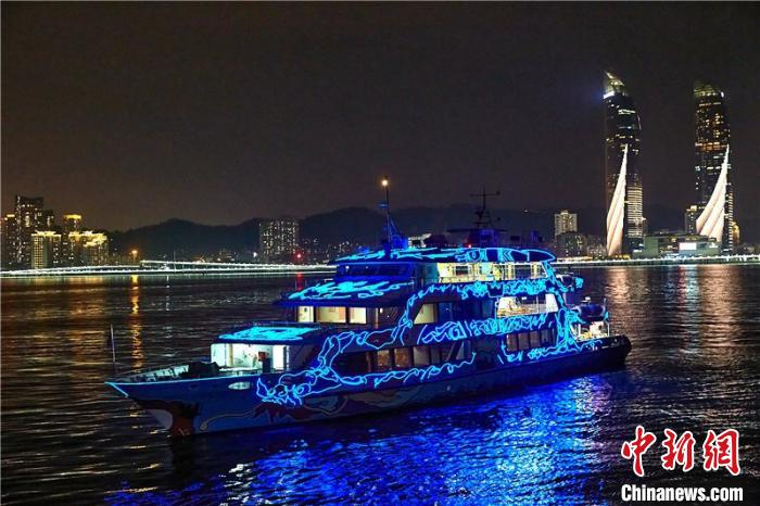 “太古三号”在外观彩绘中融合了古福船文化元素和闽南文化符号。厦门湾海上旅游客运有限公司供图