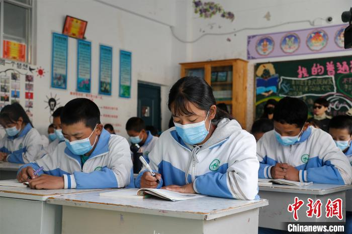 图为正在上课的民族中学学生。　马铭言 摄