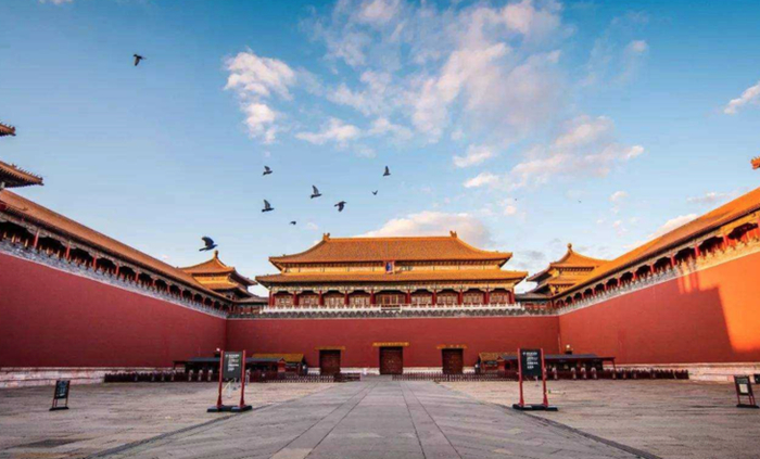 △古人在方位上以北为子，以南为午，午门坐落在整个紫禁城的正南方，且居中向阳，故得此名。