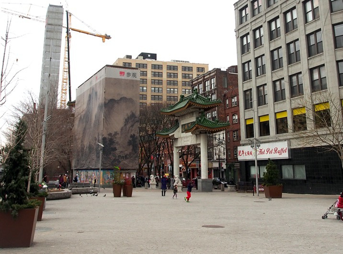 《平林霁色图》包裹的通风塔与唐人街牌坊。本文图片除注明外均为作者所摄。