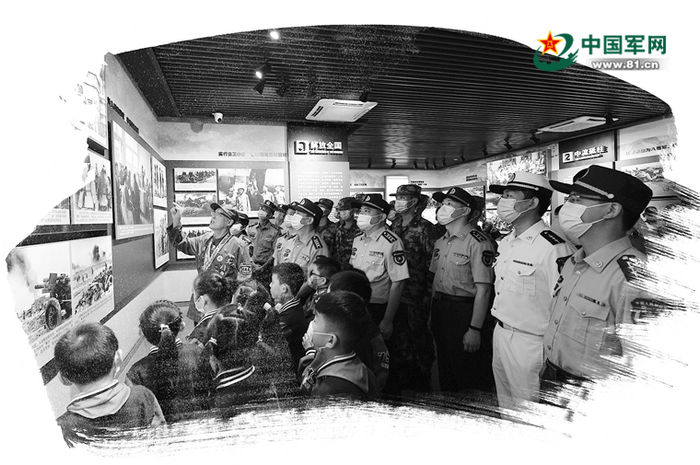 抗战老兵印余生给学生和官兵讲述抗战故事。郭冬明摄