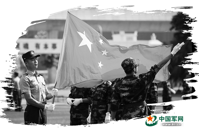 驻澳门部队与特区政府联合组织国旗手训练营，青年学生正在升国旗。叶华敏摄