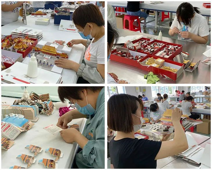 △印厂的工人师傅们全手工组装《打开故宫》现场实拍，每天一位师傅仅能组装1本，精细程度可想而知。因为都是纯手工组装，每套书会有微小的差异，尤其是手工黏合的小角落等，还请谅解。