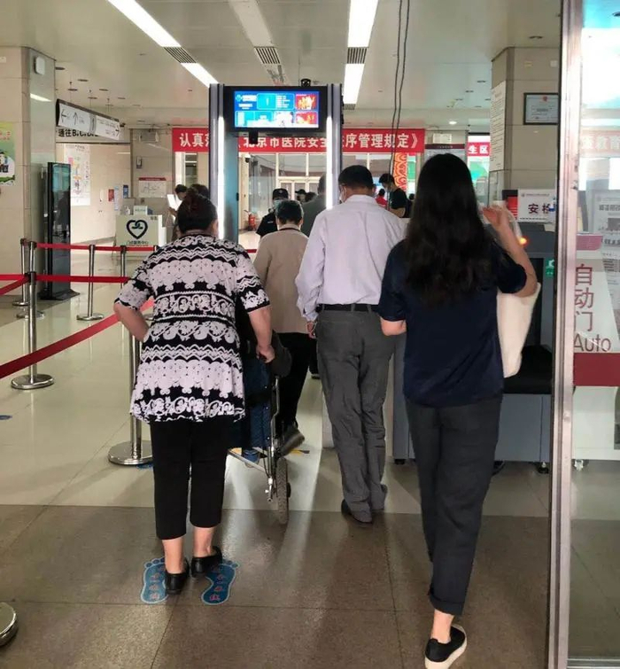 9月14日，患者在通过朝阳医院门诊部的安检门。杨书源 &nbsp; 摄