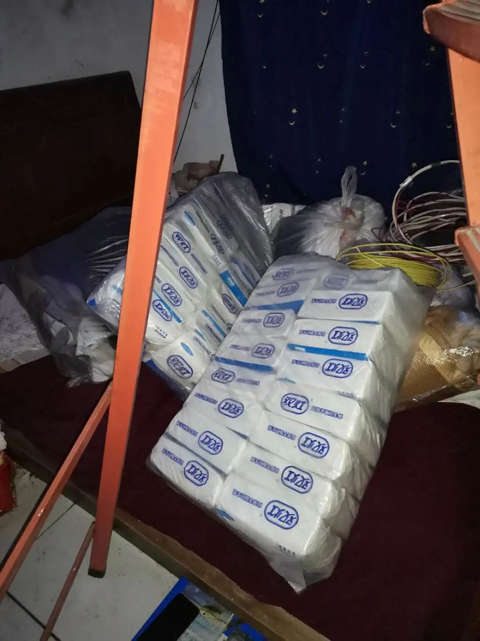  外婆没用完的散装卫生巾。