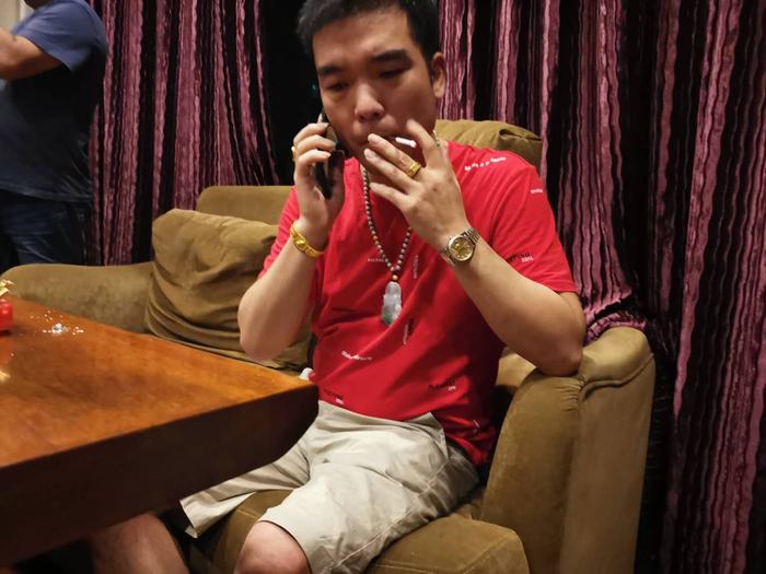  2019年9月，被会员围住讨说法的王钟鑫。