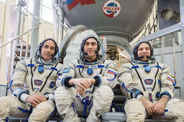 国际空间站的三名驻守宇航员。图片来自美国航天局网站
