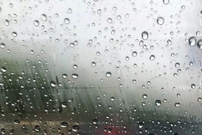 雨滴打在了车窗上  邹乐 摄（资料图）