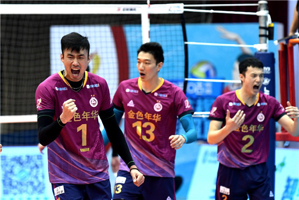 图说：戴卿尧（左）庆祝胜利 新华社图