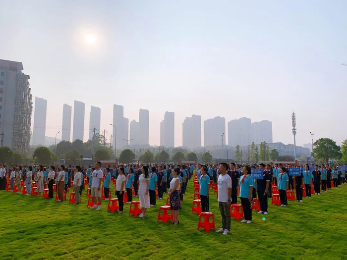 △在庄严肃穆的国歌声中，承载了莘莘学子梦想的长郡开福中学，在风景秀丽的开福北扬帆起航。