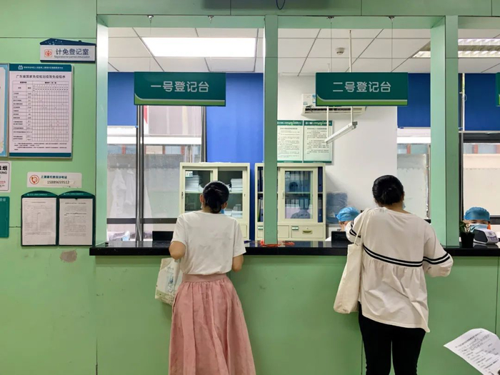 ▲深圳市龙华区上塘道社区健康服务中心接种疫苗登记窗口 黄琼/摄