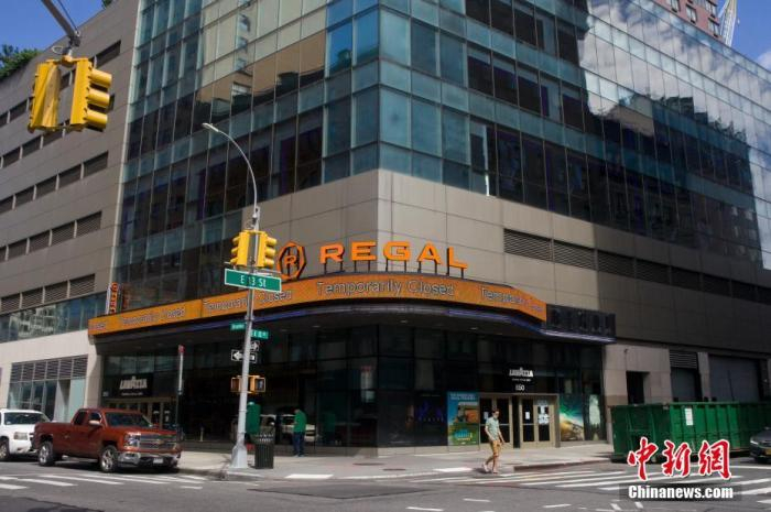 　　资料图：8月23日，美国第二大连锁影院——君豪电影院（Regal Cinema）在纽约市百老汇大街的门店保持关闭。 中新社记者 马德林 摄