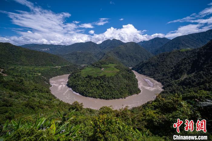 墨脱县雅鲁藏布江果果塘大拐弯。中新社记者 何蓬磊 摄