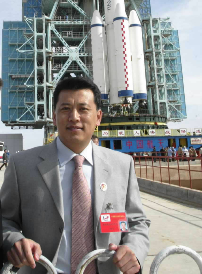 袁家军在神舟五号载人飞船前留影。新华社发