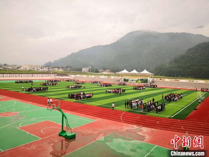 文昌中学初二学生正在配置了塑胶跑道的操场列队军训。　陈选斌 摄