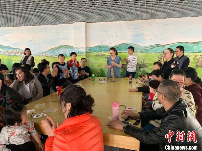 图为伊拉嘎讲授太阳花制作方法。受访者供图