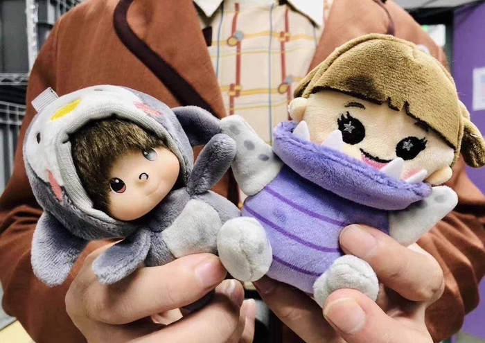 陈先生准备的玩偶“蒙奇奇”（左）和上海迪士尼赠送的玩偶（右） 上海迪士尼 供图