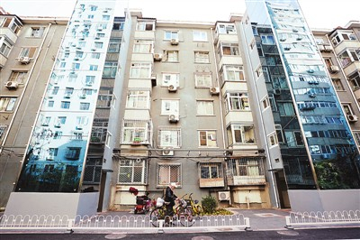 短租房在带给租客便利的同时，也存在着楼房老化严重、基础设施不完善的问题。近年来，北京推进旧房改造，为住户加强安全保障。图为北京市海淀区花园路街道北航社区加装了电梯的106号楼。 新华社记者 鞠焕宗摄
