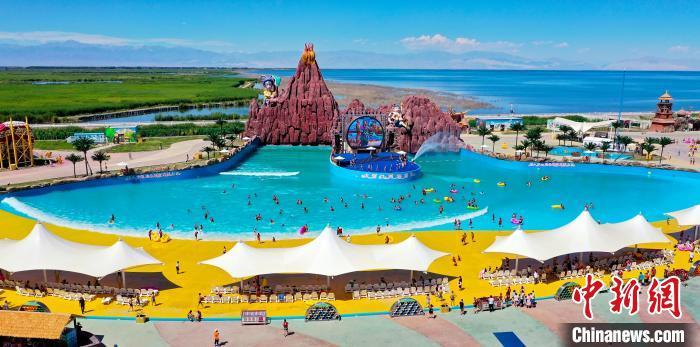     近年来，博湖县将文化与旅游有机结合，整合优势资源，深耕“博湖味道”，讲好“博湖故事”，与相继推出“早晚来博湖”系列策划，通过积极谋划和主动引导，打造出了独特的全域旅游示范区品牌。　年磊　摄