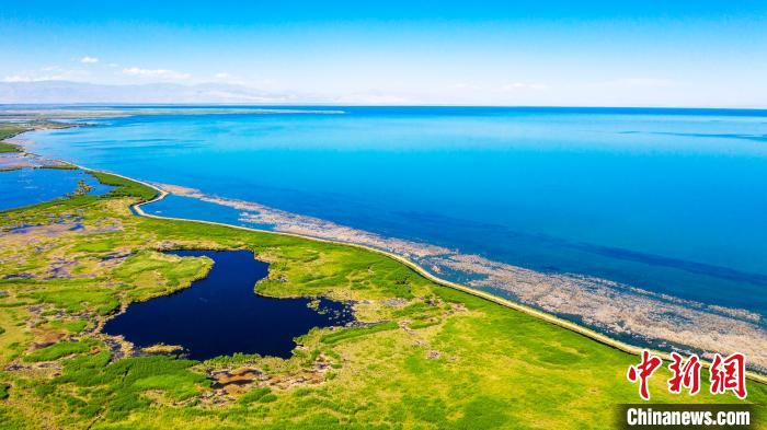 目前，博湖县共有农家乐72家，带动农牧民直接就业1200余人，间接就业6000余人，人均增收8000余元——全域旅游的红利正在稳定持续释放。　年磊 摄