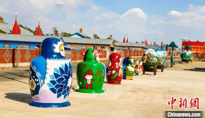 俄罗斯套娃装点边疆村 王智 摄