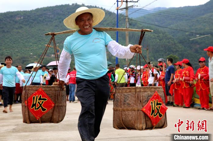 图为丰收节上举行挑谷子比赛。　林文斌 摄