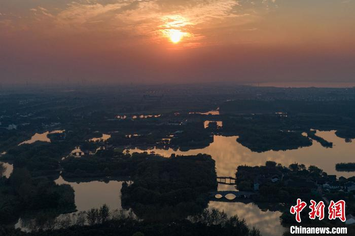 在夕阳的映照下，这里更添历史厚重感。　泱波 摄