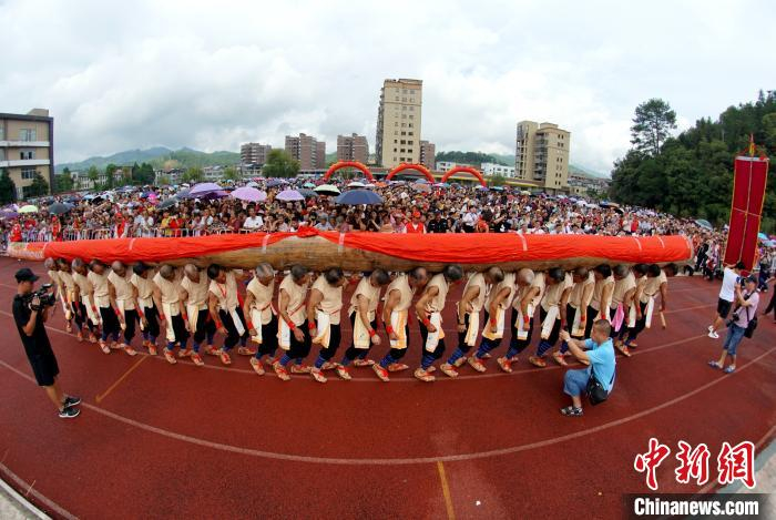 图为永安小陶镇特有的民间技艺——扛龙柱亮相农民丰收节活动。　林文斌 摄