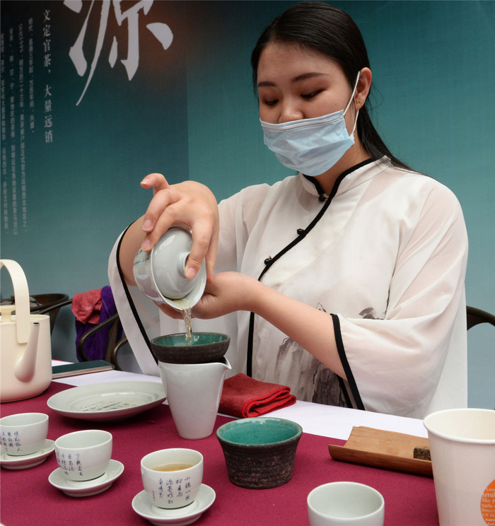 安化茶企工作人员在制作茶饮。新华社记者 陈振海 摄