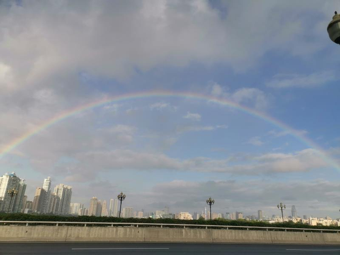 在地面拍摄也只能看到半圆的彩虹。受访者供图