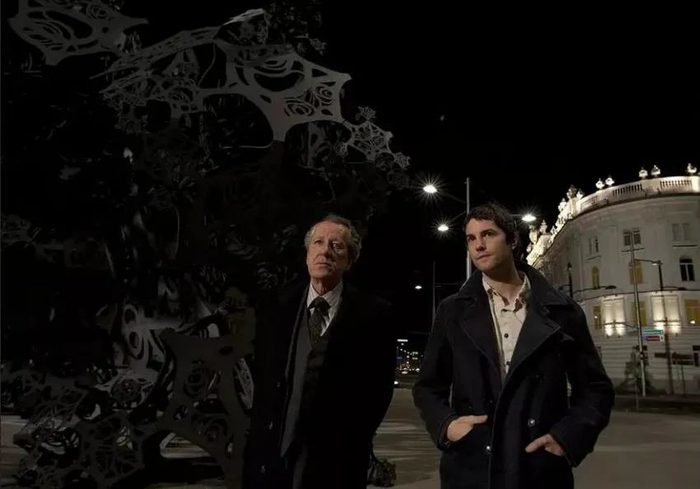 ▲电影主演：杰弗里·拉什（左）