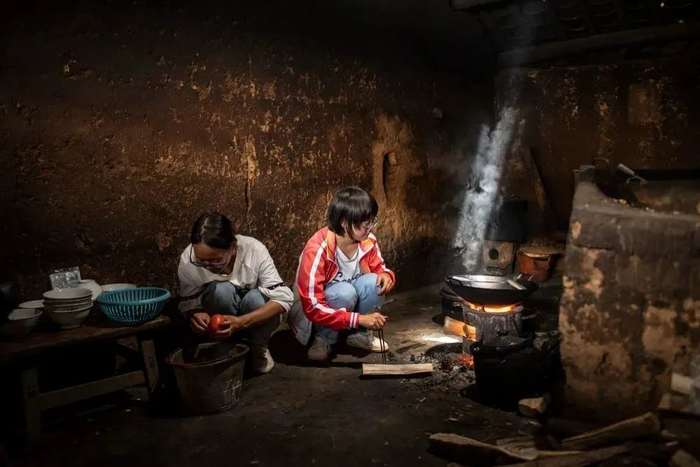 范天兰（右）和姐姐一起在家做饭。新华社记者 江文耀 摄