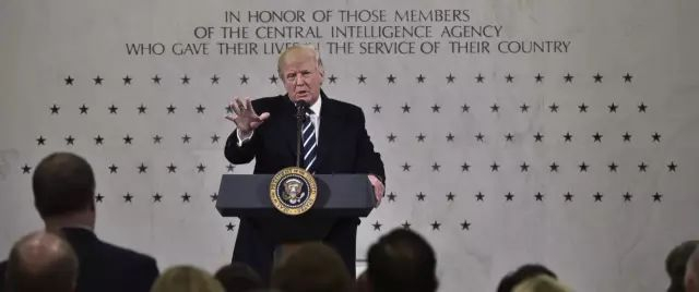 　　美国总统特朗普在就职后的第二天，前往CIA总部视察并发表讲话，称自己“百分之一千”地支持情报人员。图源：参考消息