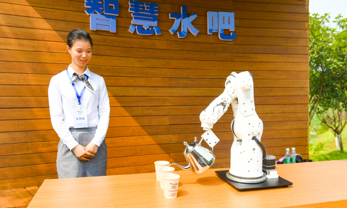 智慧水吧机器手臂为你倒水 邹乐 摄
