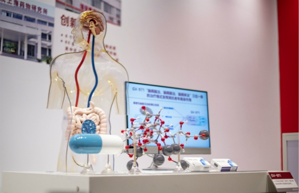 图说：在张江科学城展示的我国原创抗阿尔茨海默症新药的作用机理  新民晚报记者 孙中钦 摄