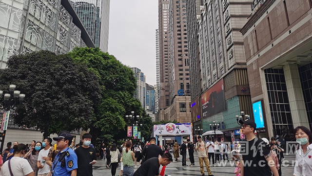 图为重庆市解放碑步行街。经济日报-中国经济网记者武晓娟/摄