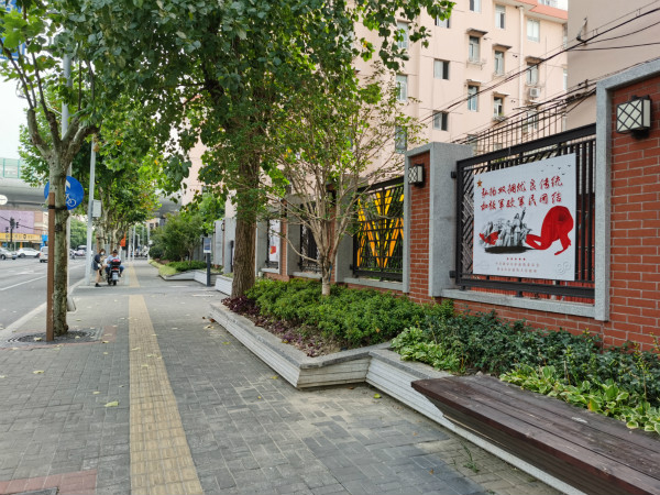 图说：装点一新的原平路沿线。彭浦镇 供图