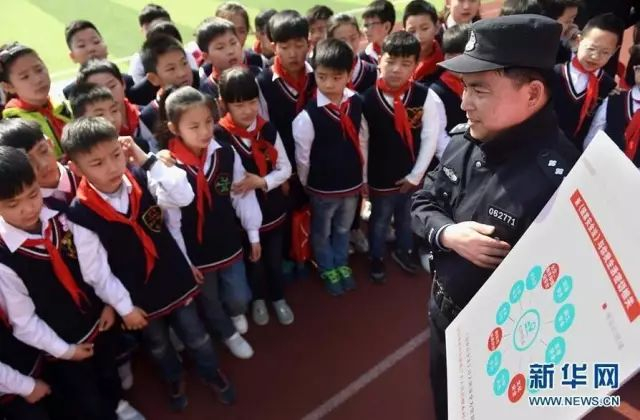 合肥公安局瑶海分局民警为瑶海区少儿艺术学校的学生讲解《国家安全法》相关知识。图源：新华网