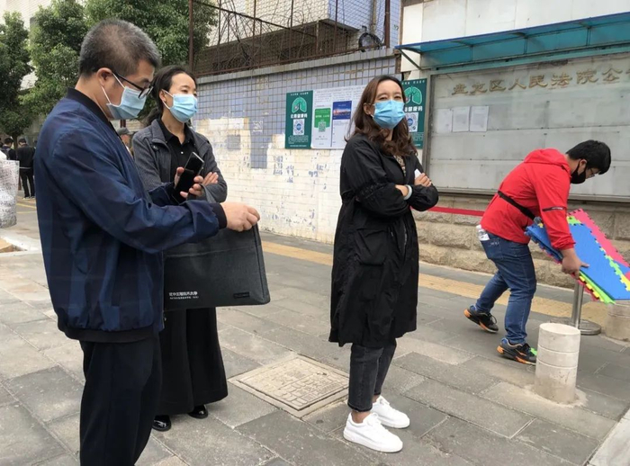 ▲9月18日，陈美莲和家人来昆明市盘龙区人民法院办理第二天开庭的旁听证。新京报记者 解蕾 摄