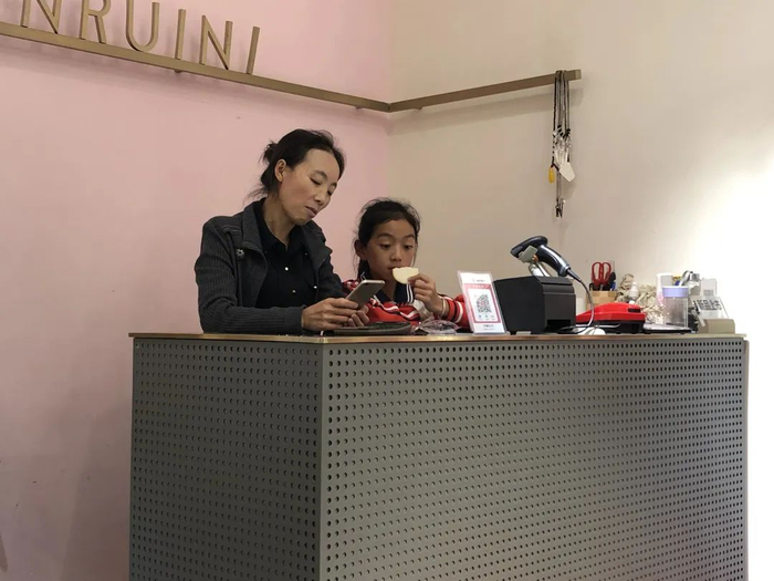 ▲2020年4月起，陈美莲每天开始去嫂子的服装店上班，精神好了许多。新京报记者 解蕾 摄