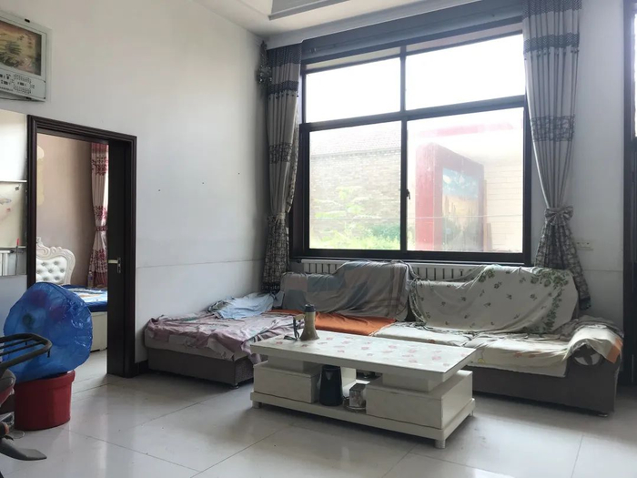 ▲吕梁市文水县孝义镇马村，刘凤清家儿子儿媳的客厅。新京报记者 张惠兰 摄