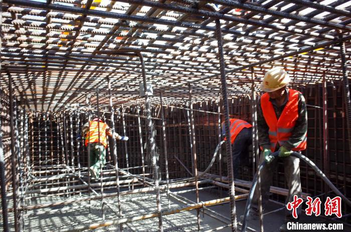 图为9月17日，拉日高速五曲雅鲁藏布江大桥施工现场。　江飞波 摄