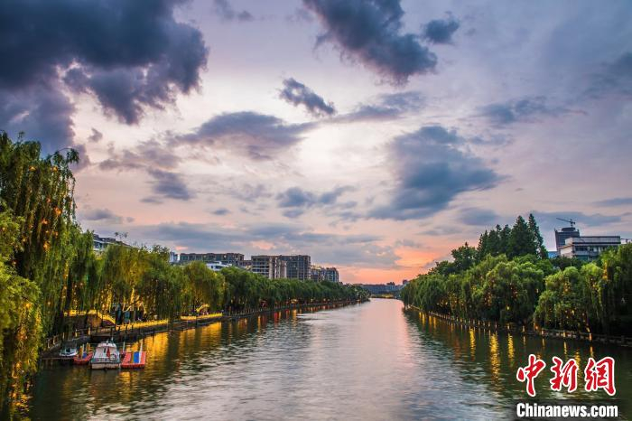 迷彩运河。　杨俊楷 摄