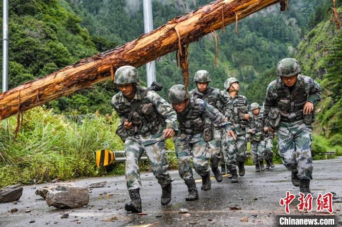 巴桑和战友们巡逻时跑步通过危险路段。　张钊 摄