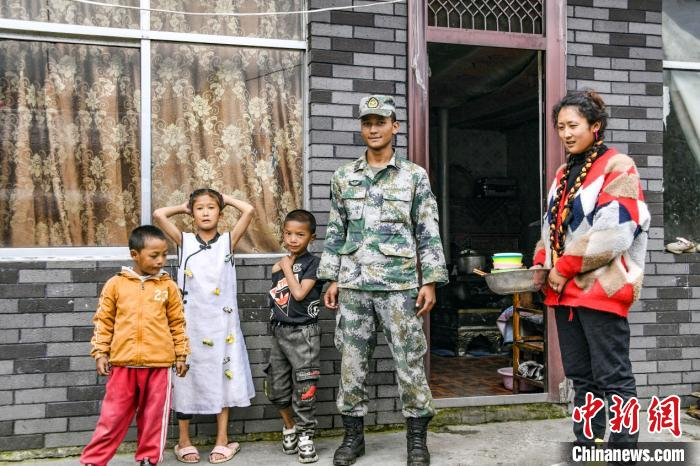 巴桑和家人，他是达曼村第一位圆了参军入伍梦的军人。　郭东东 摄